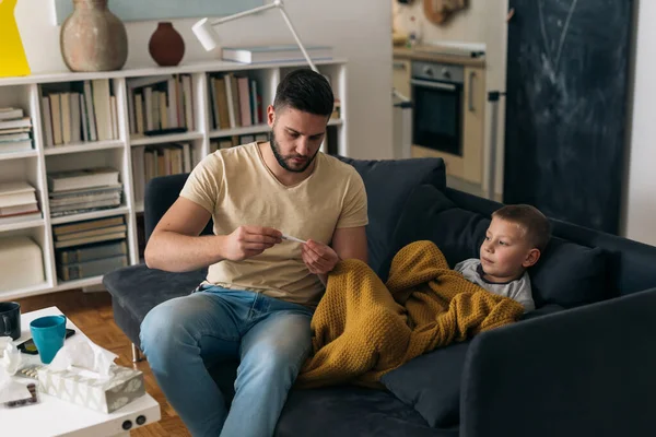 Vater Misst Temperatur Sohn — Stockfoto