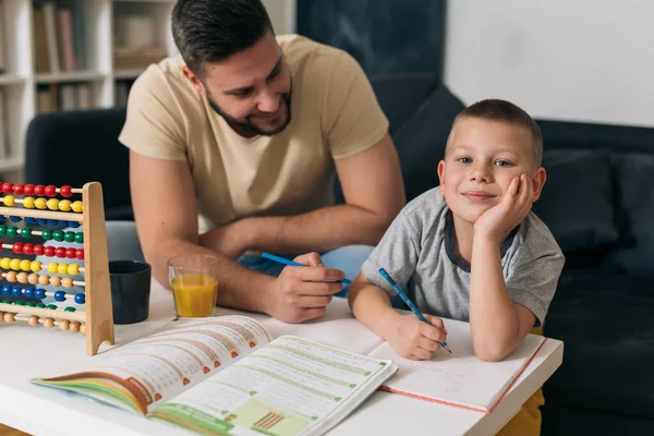 Vater Und Sohn Machen Hausaufgaben Hause — Stockfoto