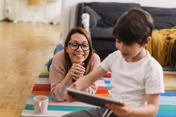 Mutter Und Sohn Haben Gemeinsam Spaß Hause — Stockfoto