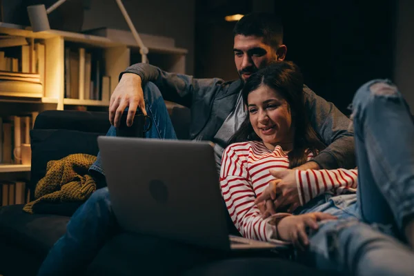 Çift Dizüstü Bilgisayar Kullanarak Evde Dinleniyor — Stok fotoğraf