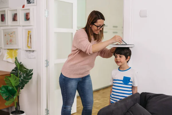 Mutter Misst Ihren Sohn Hause — Stockfoto