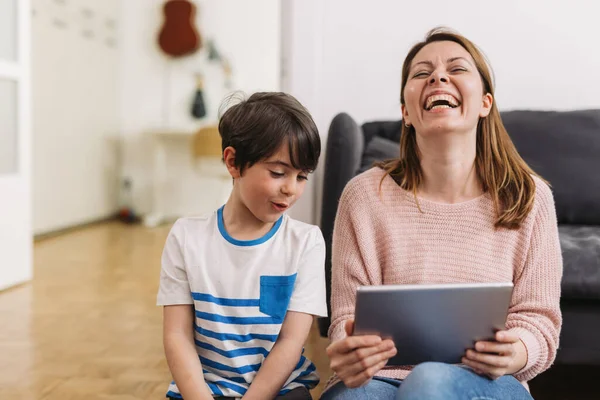 Mutter Und Sohn Sitzen Hause Und Nutzen Digitales Tablet — Stockfoto