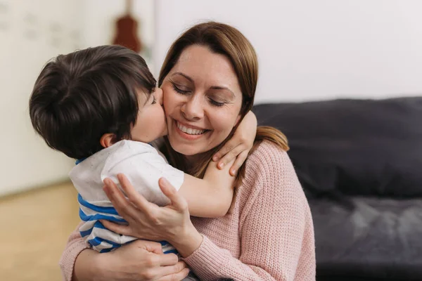 Ibu Memeluk Dan Mencium Dengan Anaknya — Stok Foto