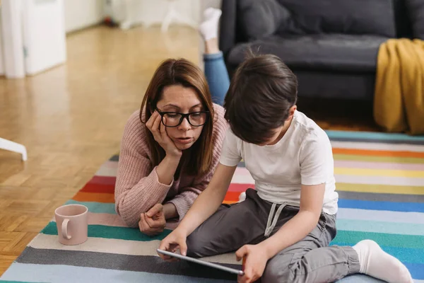 Mutter Und Kind Auf Dem Boden Liegend Und Mit Laptop — Stockfoto