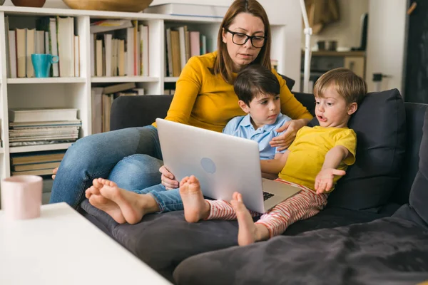 Mãe Filhos Usando Computador Portátil Casa — Fotografia de Stock