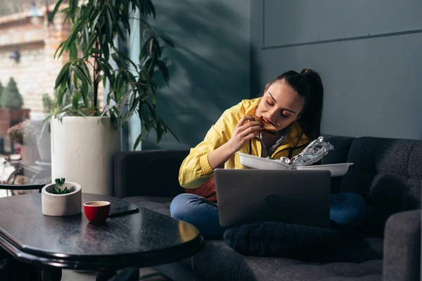 Frau Isst Fast Food Und Benutzt Laptop Hause — Stockfoto