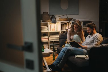 Arkadaşlar evde çalışır, geç saatlere kadar.