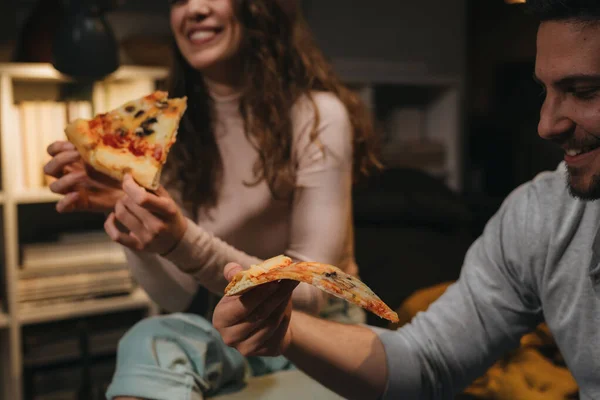 Schließen Sie Uns Leute Die Hause Pizza Essen — Stockfoto