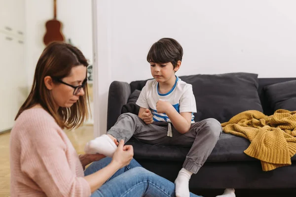 Mutter Hilft Ihrem Sohn Hause Socken Anzuziehen — Stockfoto