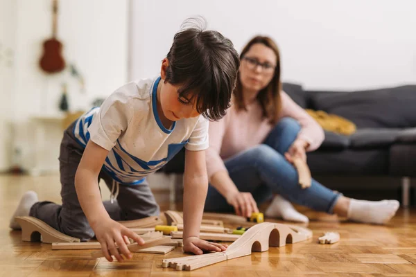 Mutter Und Kind Spielen Hause Mit Holzzug — Stockfoto