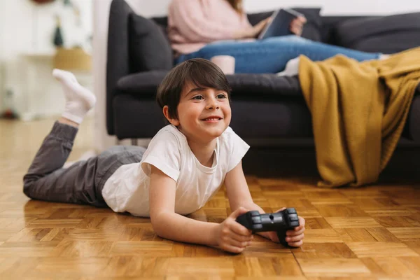 Niño Jugando Videojuegos Casa — Foto de Stock