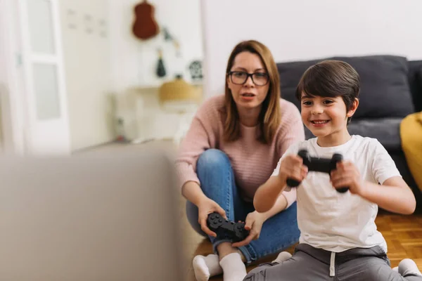 Мать Ребенок Играют Видеоигры Дома — стоковое фото