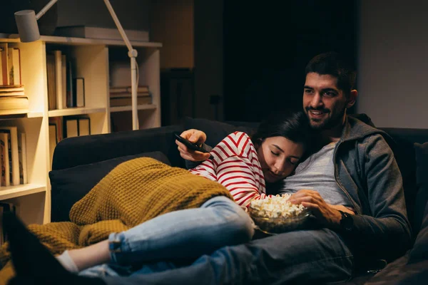 Çiftler Evde Televizyon Izleyerek Eğleniyorlar — Stok fotoğraf
