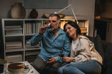 Çift evde eğleniyor. Kutlama yıldönümü