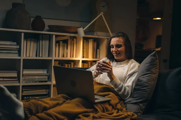 Frau Benutzt Laptop Und Trinkt Kaffee Sie Liegt Hause Auf — Stockfoto