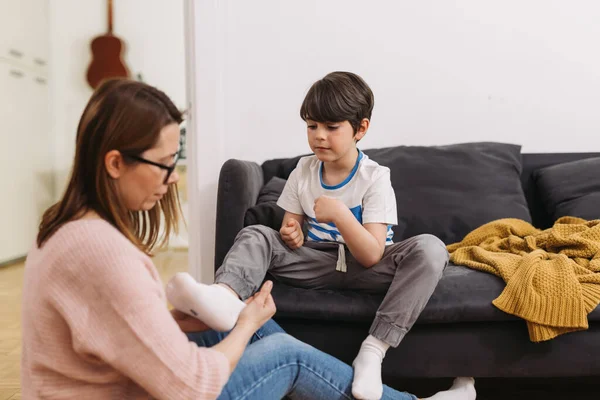 Mutter Hilft Ihrem Sohn Socken Anzuziehen — Stockfoto