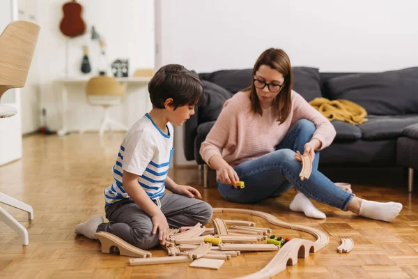 Anne ve oğlu evde birlikte vakit geçiriyorlar.