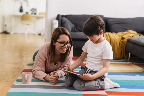 Mutter Und Ihr Sohn Verbringen Zeit Hause — Stockfoto