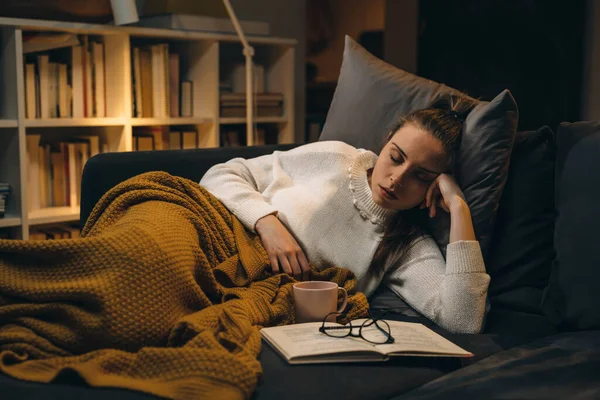 Женщина Заснула Читала Книгу Дома — стоковое фото