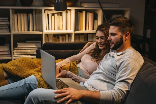 Couple Laying Couch Home Using Laptop Computer — Stock Photo, Image