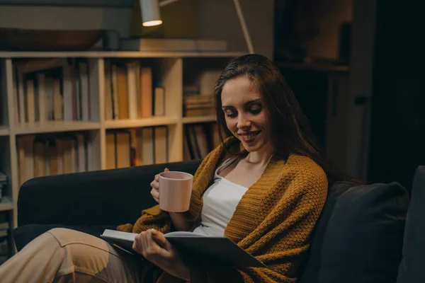 Woman Reading Book Home — Stock Photo, Image