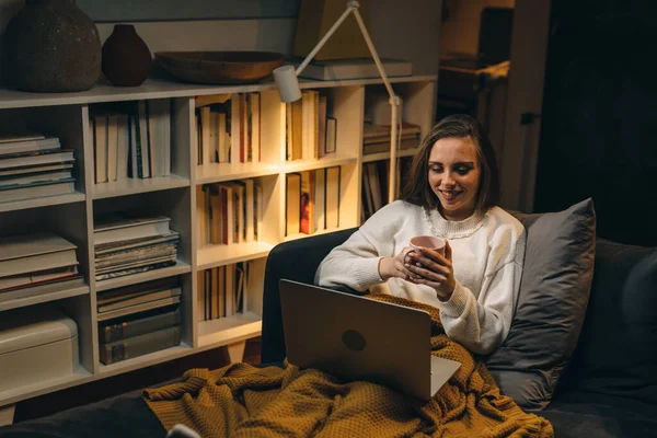 Жінка Розслабляється Дивані Каву Вона Використовує Ноутбук Вдома — стокове фото