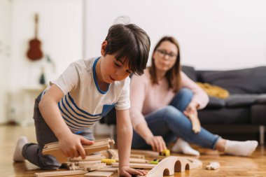 Anne ve oğlu hafta sonunu evde birlikte geçiriyorlar.