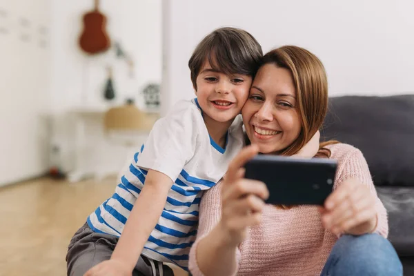 Mutter Und Ihr Kind Beim Fotografieren Mit Dem Handy Sie — Stockfoto