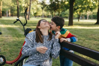 Anne ve çocuğu halk parkında eğleniyorlar.