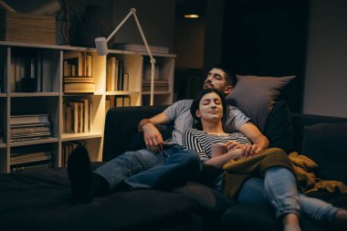 Hafta sonu evde spa yapan çift.