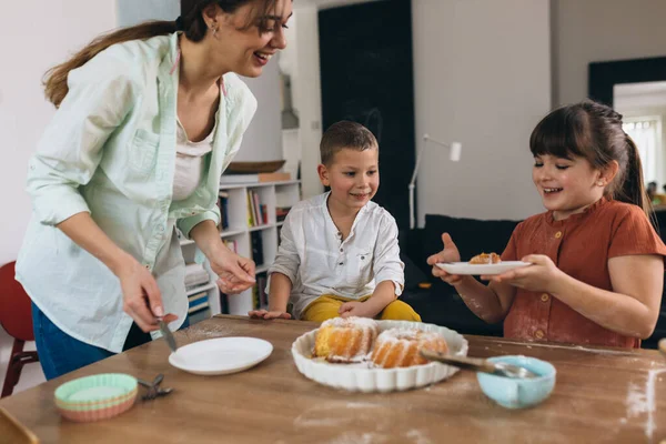 Madre Hijos Disfrutando Del Tiempo Casa Comiendo Pasteles — Foto de Stock