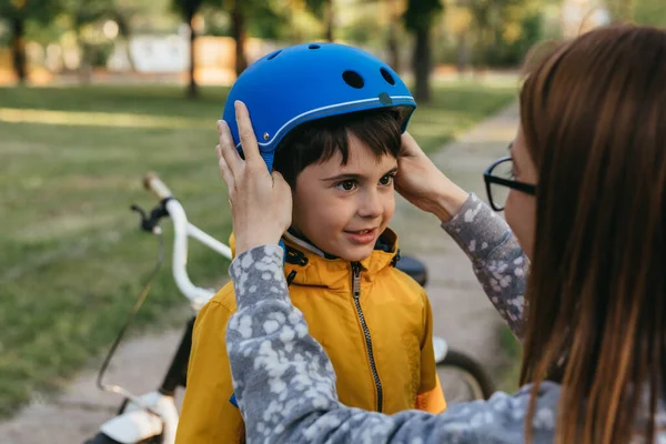 Mutter Bereitet Ihren Sohn Auf Fahrradfahren Vor — Stockfoto