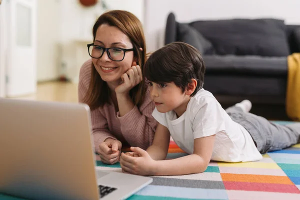 Mãe Seu Filho Desfrutando Tempo Juntos Casa Usando Computador Portátil — Fotografia de Stock