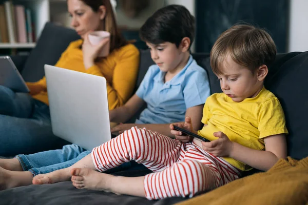Mutter Mit Ihren Kindern Laptop Während Sie Hause Auf Dem — Stockfoto