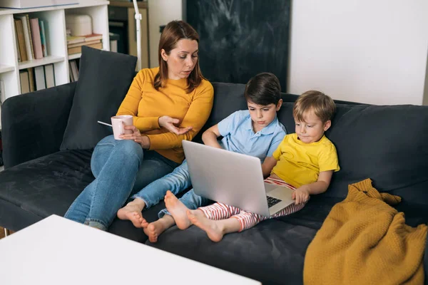 Mutter Mit Ihren Kindern Laptop Während Sie Hause Auf Dem — Stockfoto