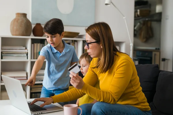 Mutter Shoppt Online Mit Ihren Kindern Hause — Stockfoto