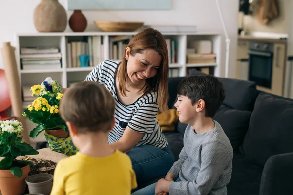 Mutter Mit Ihren Kindern Bei Der Gartenarbeit Hause — Stockfoto