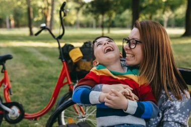 Anne ve oğlu halk parkında eğleniyorlar.