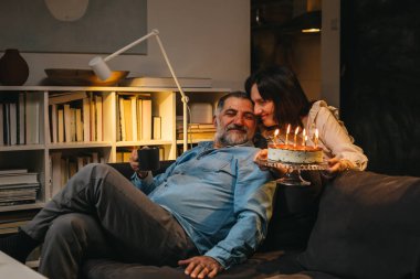 Çift evde yıldönümünü kutluyor.