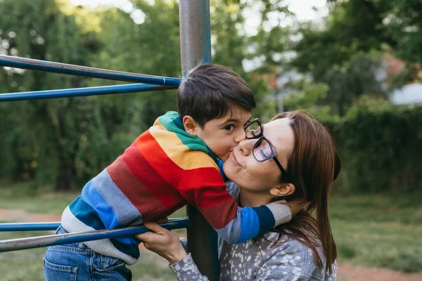 Liten Pojke Leker Lekplatsen Med Sin Mamma — Stockfoto