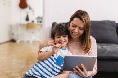 anne ve oğlu video araması için dijital tablet kullanıyor