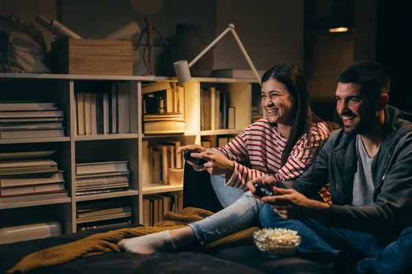 Çift Evde Video Oyunu Oynayarak Eğleniyor — Stok fotoğraf