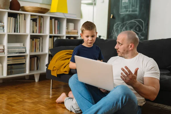 Vater Und Sohn Nutzen Laptop Hause — Stockfoto