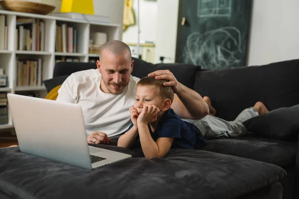 Vater Und Sohn Nutzen Laptop Hause — Stockfoto