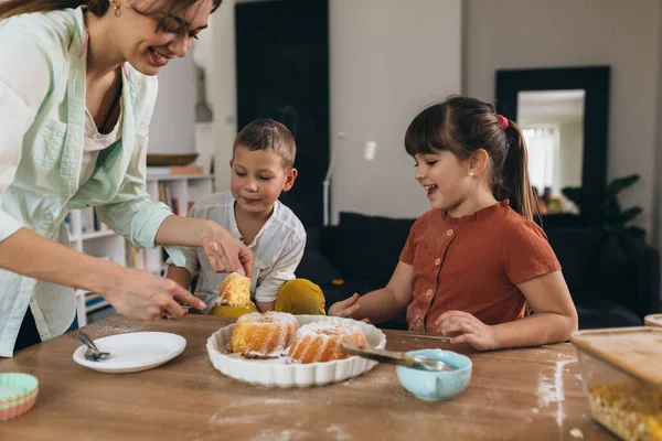 Familia Disfrutando Del Tiempo Casa Juntos — Foto de Stock