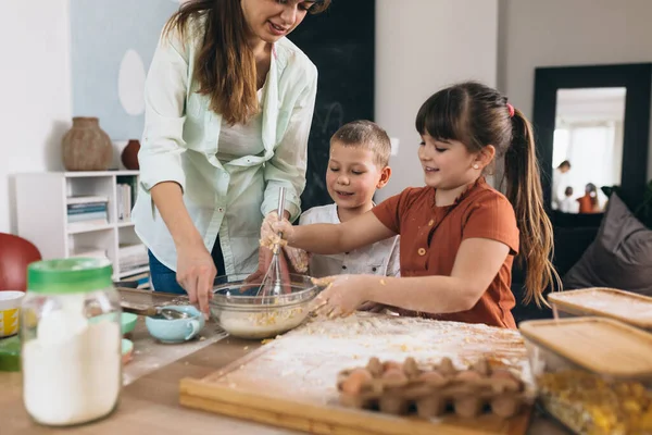 Familia Hornear Juntos Casa — Foto de Stock