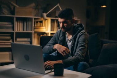 Öğrenci evde geç saatlere kadar çalışıyor.