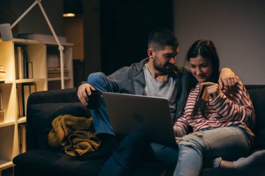 Çift online alışverişte eğleniyor.