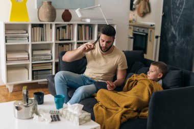 Baba doktor çağırıyor, oğlunun bacası var.