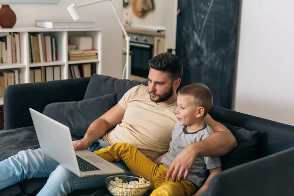 Vater Und Sohn Relaxen Hause Auf Sofa Mit Laptop Computer — Stockfoto